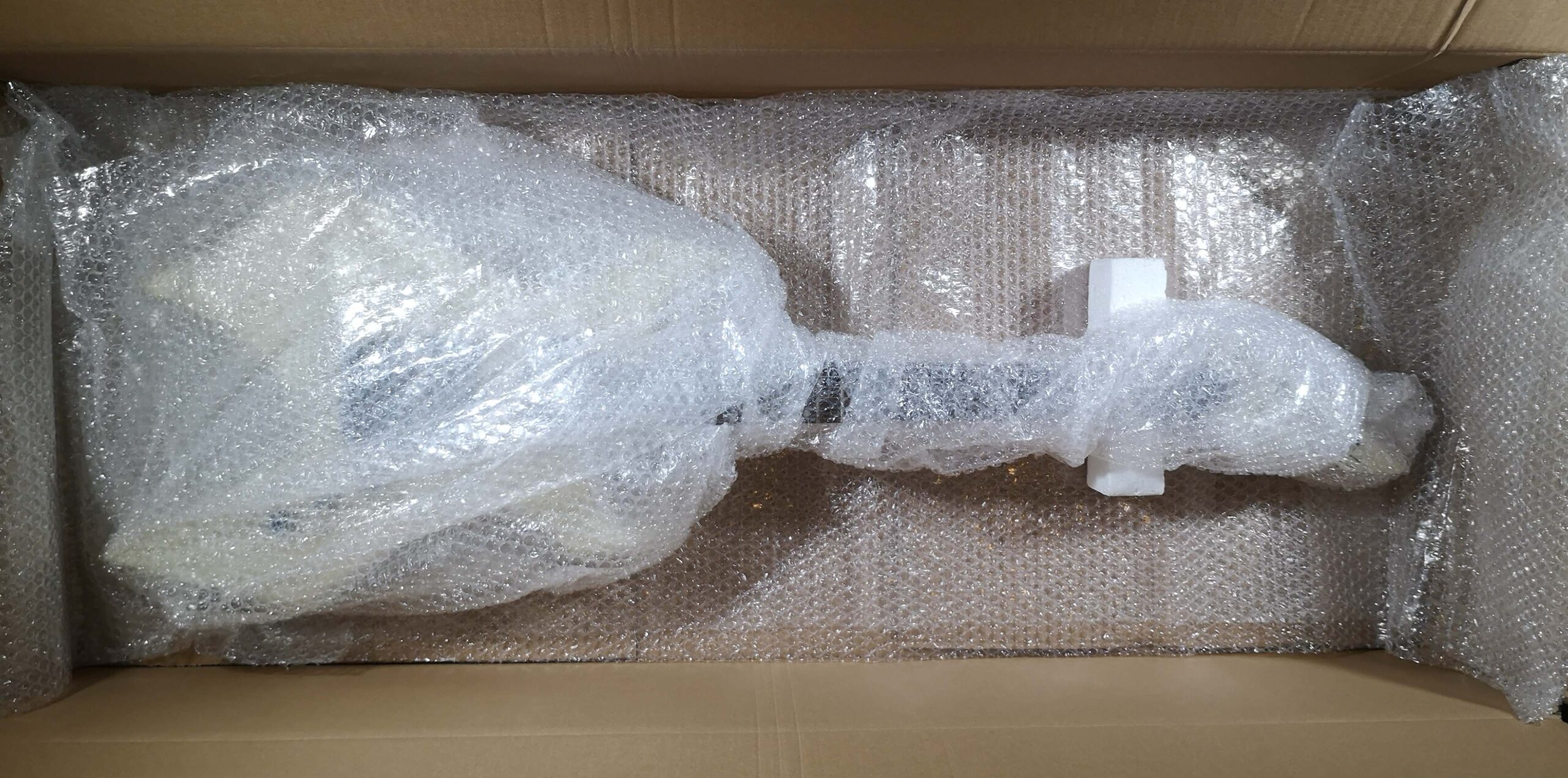 Gitarre komplett in Luftpolsterfolie eingewickelt.