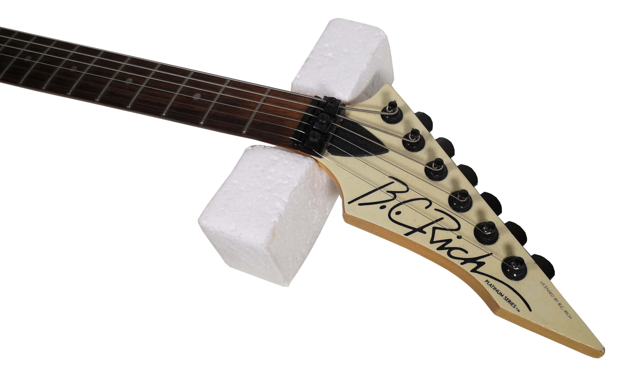 Gitarrenhals und Kopfplatte gestützt von einem Styroporblock