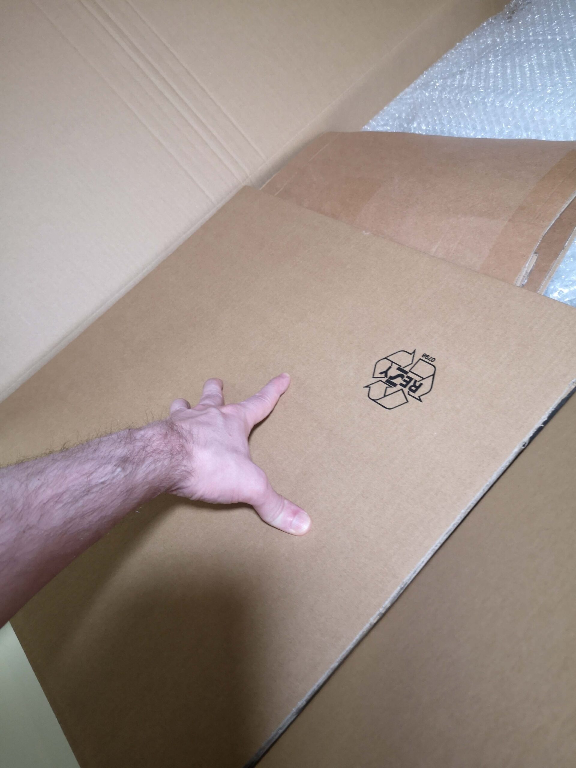 Ein Gitarrenkarton mit geschlossenen Klappen.